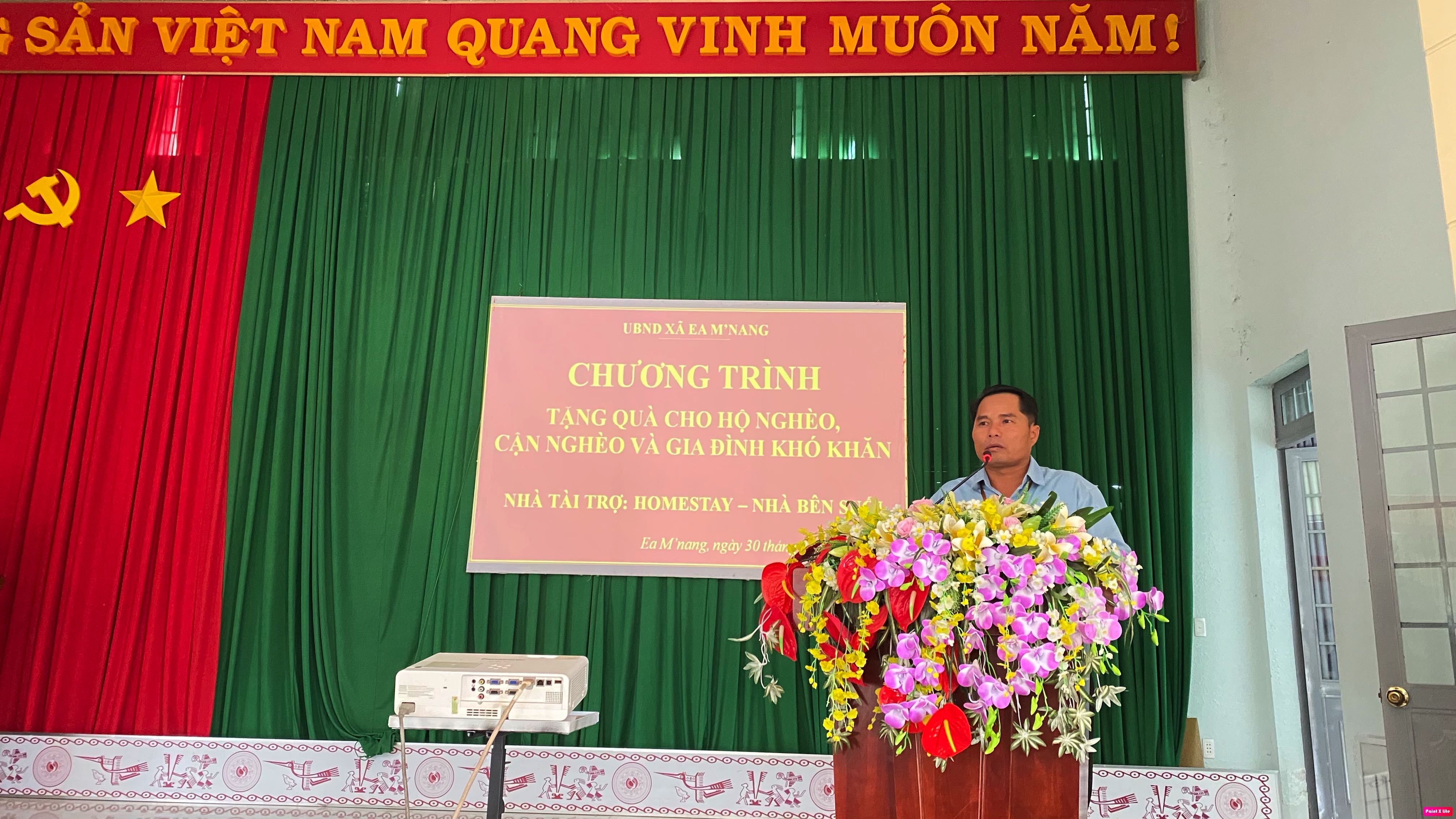 UBND xã Ea M'nang vận động nguồn lực xã hội trao tặng 30 suất quà cho hộ nghèo, cận nghèo và hộ khó khăn.